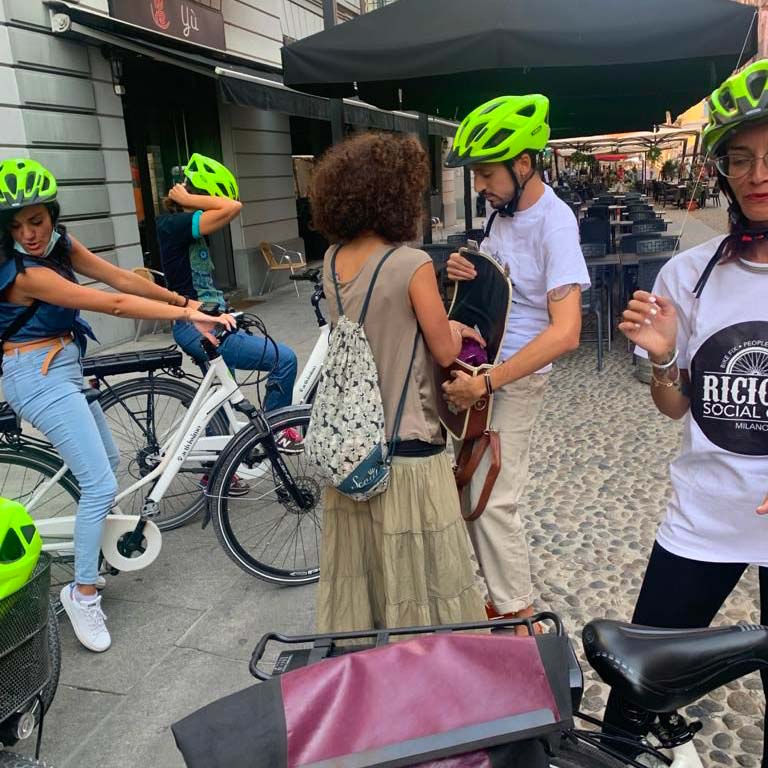 Bike tour bicicletta milano pedalata letteraria partecipanti ammirano milano pedalando